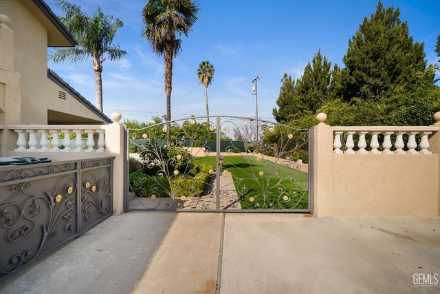 3916 Pinehurst Drive, Bakersfield, CA 93306