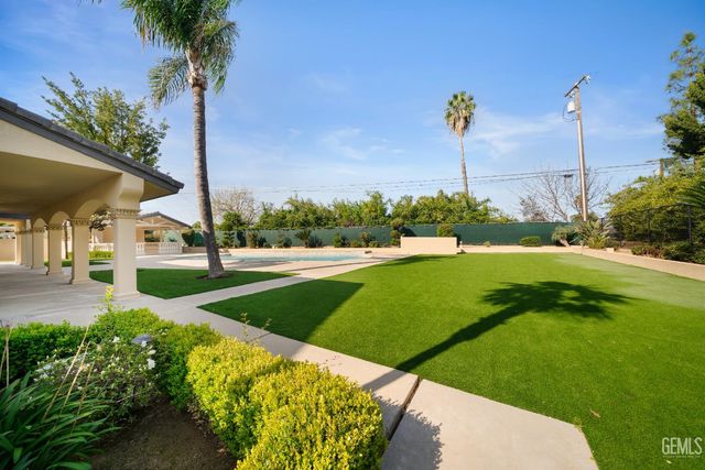 3916 Pinehurst Drive, Bakersfield, CA 93306
