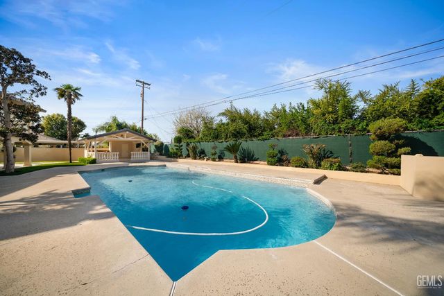3916 Pinehurst Drive, Bakersfield, CA 93306