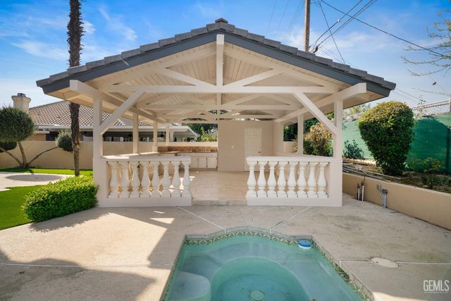 3916 Pinehurst Drive, Bakersfield, CA 93306