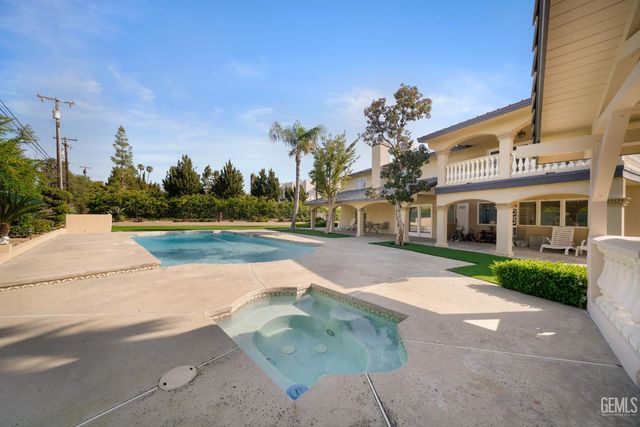 3916 Pinehurst Drive, Bakersfield, CA 93306