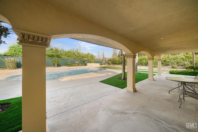 3916 Pinehurst Drive, Bakersfield, CA 93306
