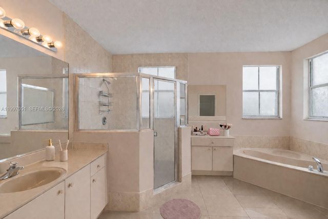 8968 NW 180th Ter, Hialeah, FL 33018