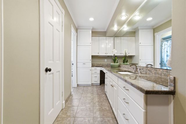 8307 Creekstone Circle, Houston, TX 77055