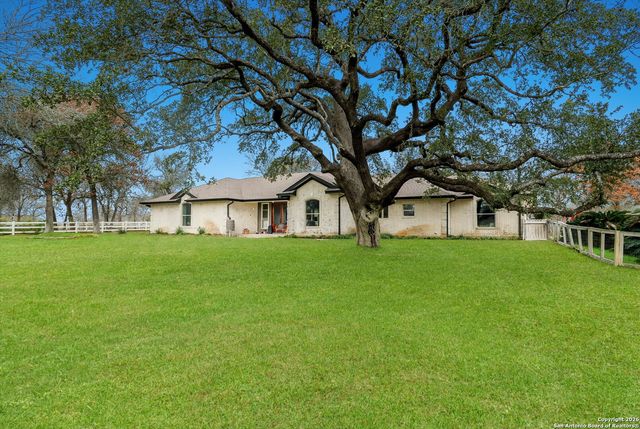329 Cimarron, Floresville, TX 78114