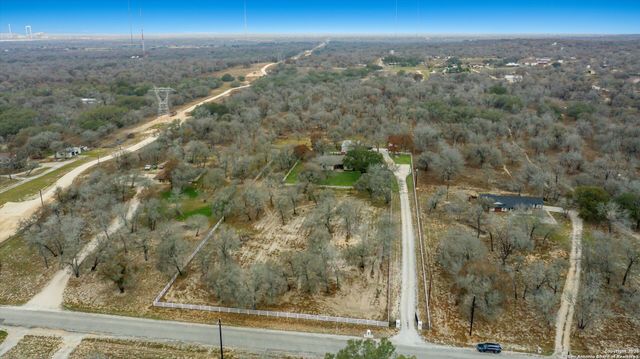 329 Cimarron, Floresville, TX 78114