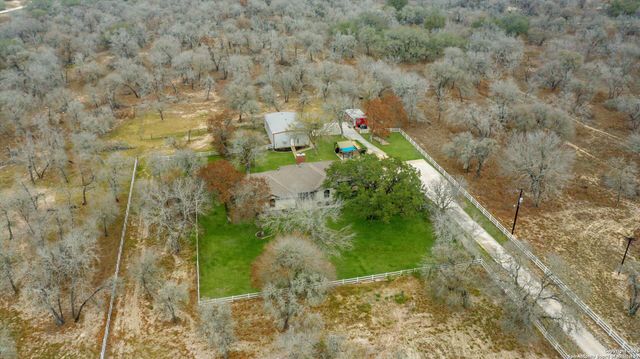 329 Cimarron, Floresville, TX 78114