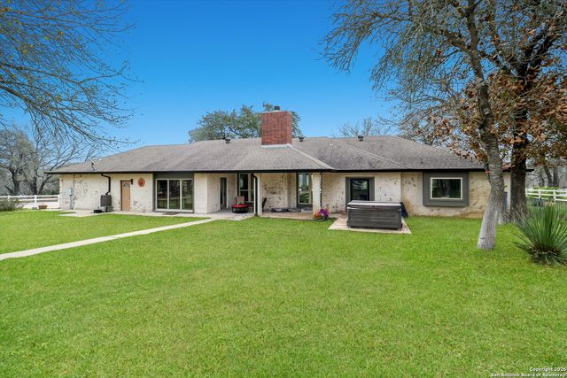 329 Cimarron, Floresville, TX 78114