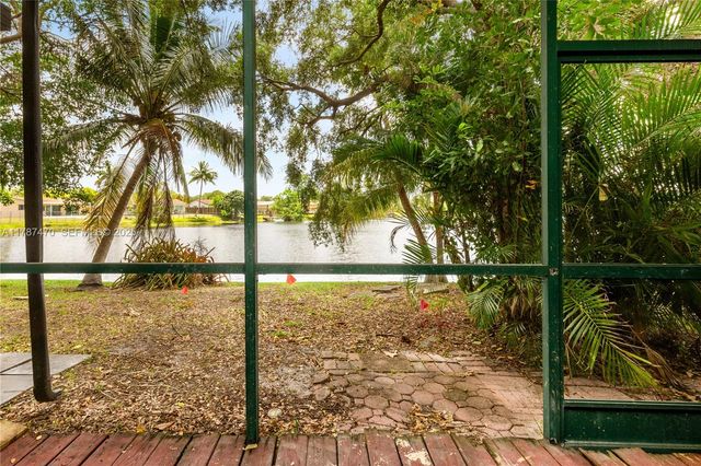 8956 Palm Tree Lane 8956, Pembroke Pines, FL 33024