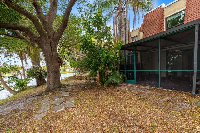 8956 Palm Tree Lane 8956, Pembroke Pines, FL 33024