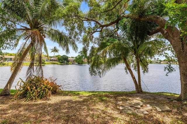 8956 Palm Tree Lane 8956, Pembroke Pines, FL 33024