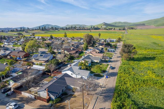 221 N Hillcrest Street, Porterville, CA 93257