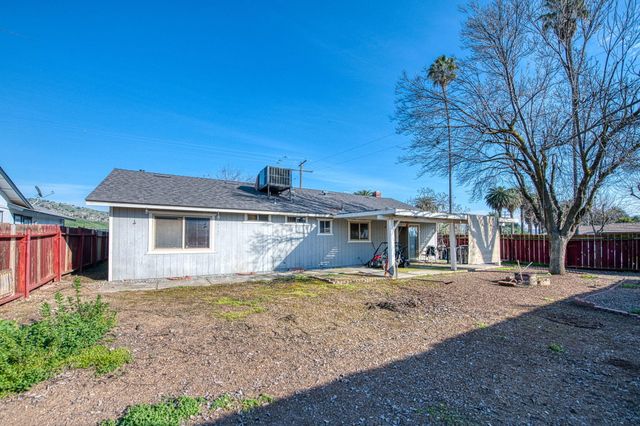 221 N Hillcrest Street, Porterville, CA 93257