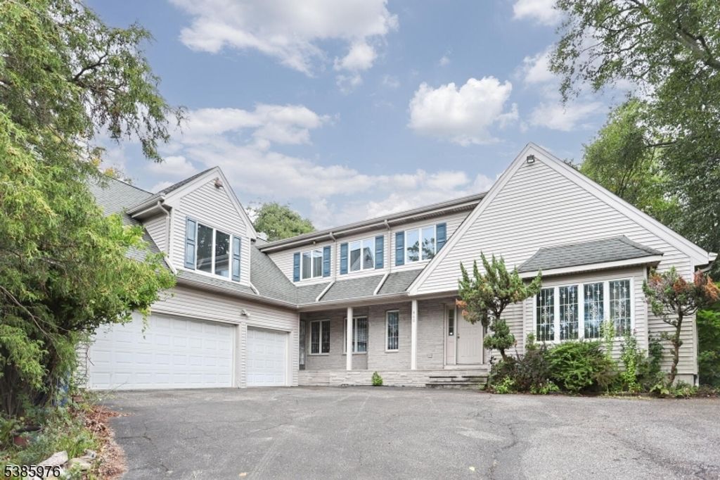 860 Pascack Rd, Paramus Boro, NJ 07652