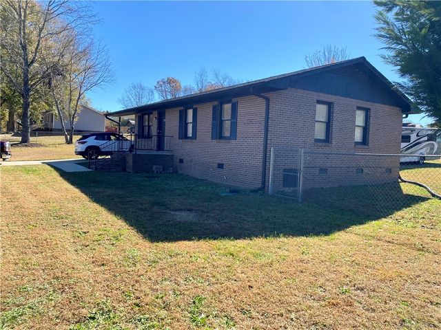 209 Bluefield Road, Starr, SC 29684