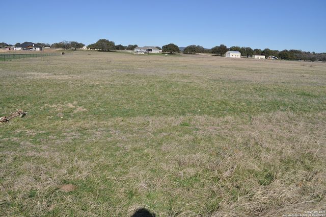 307 Hackamore Trl, Bandera, TX 78003