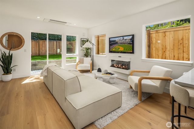 533 N 70th Street, Seattle, WA 98103