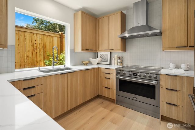 533 N 70th Street, Seattle, WA 98103