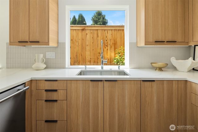 533 N 70th Street, Seattle, WA 98103