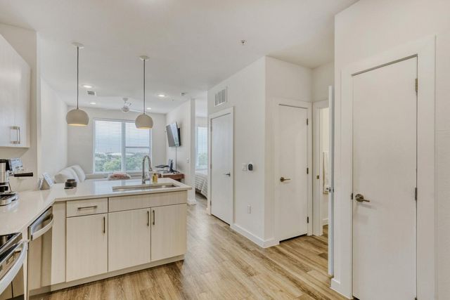 6324 N Lamar BLVD 405, Austin, TX 78752