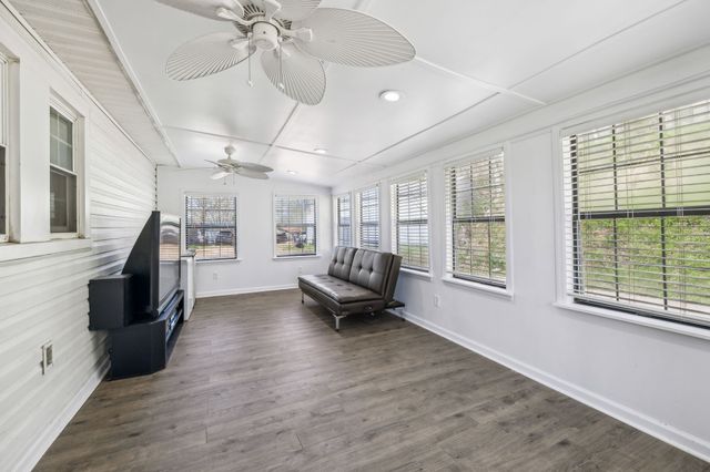 11460 Crooked Creek Rd, Lobelville, TN 37097