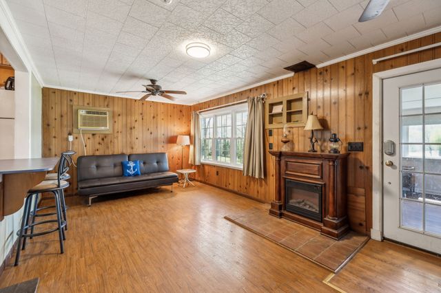 11460 Crooked Creek Rd, Lobelville, TN 37097