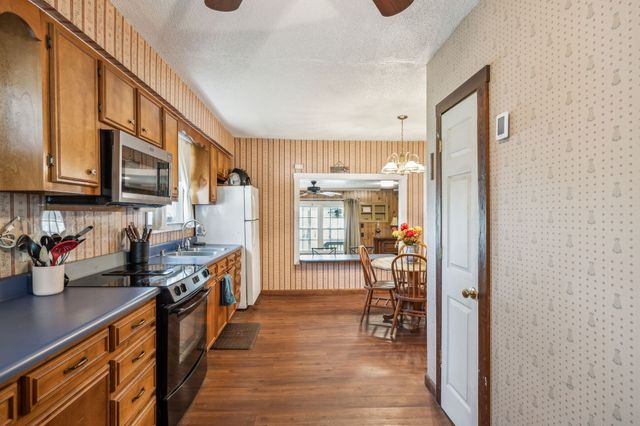 11460 Crooked Creek Rd, Lobelville, TN 37097