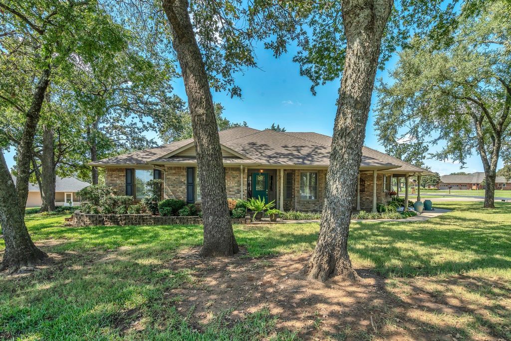 212 Kiowa Drive W, Gainesville, TX 76240