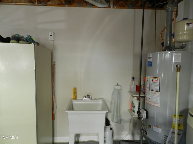 128 Meadow Springs Lane, Mount Carmel, TN 37645