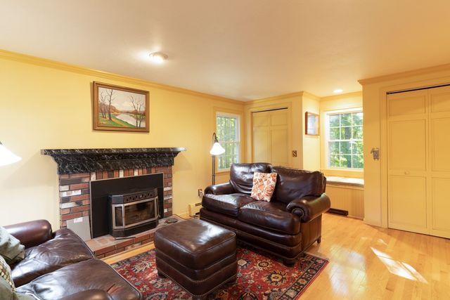 74 Old Farm Rd, Sturbridge, MA 01566