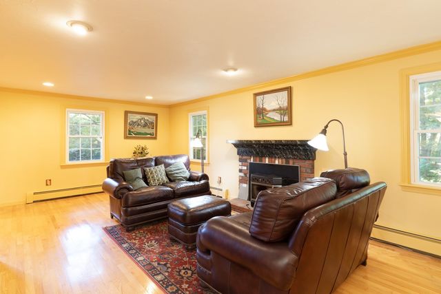 74 Old Farm Rd, Sturbridge, MA 01566