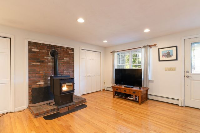 74 Old Farm Rd, Sturbridge, MA 01566