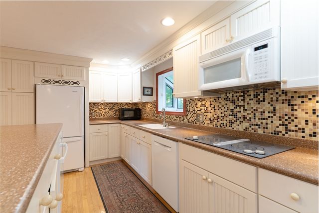 74 Old Farm Rd, Sturbridge, MA 01566