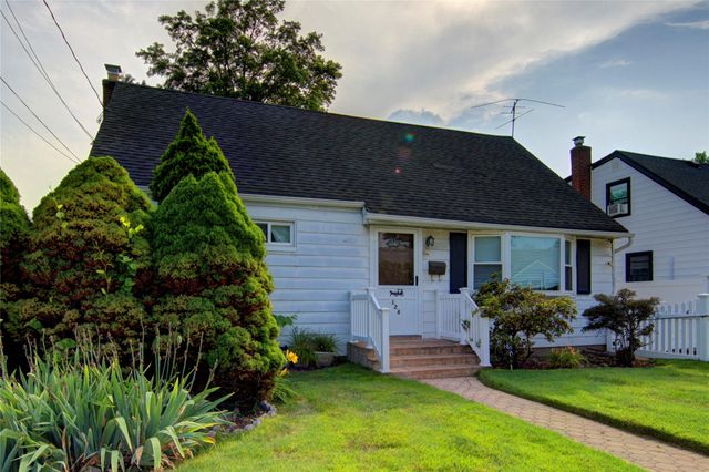 126 Walton Ave, Uniondale, NY 11553