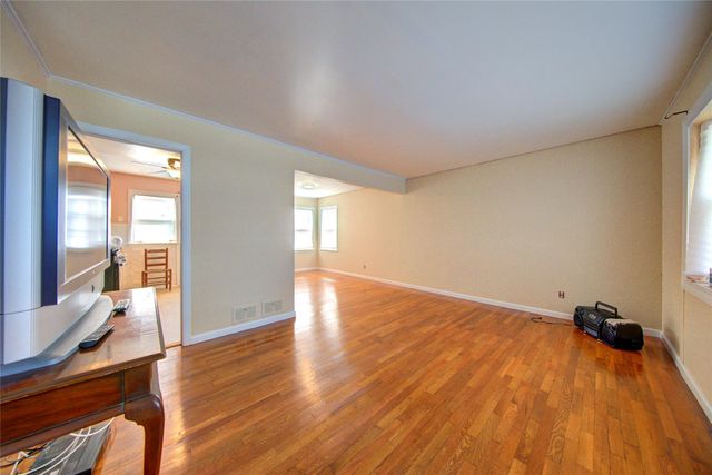 126 Walton Ave, Uniondale, NY 11553