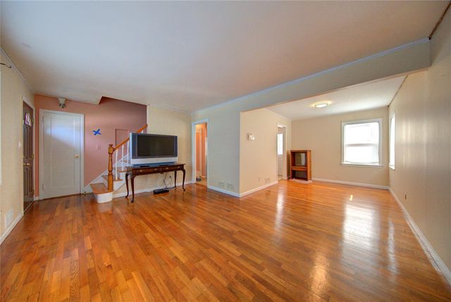 126 Walton Ave, Uniondale, NY 11553