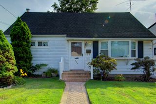 126 Walton Ave, Uniondale, NY 11553
