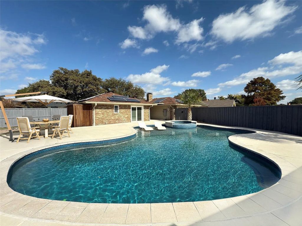 1912 E Branch Hollow Drive, Carrollton, TX 75007