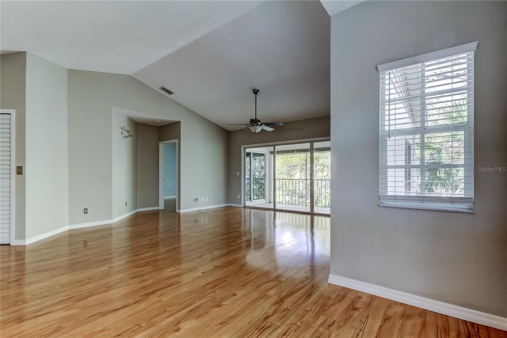 Image 19 of property listing at 11303 SHIPWATCH LANE 1865, Largo, FL 33774