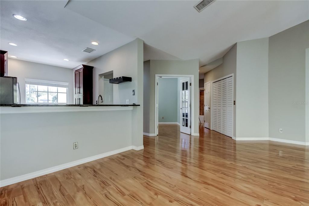 Image 20 of property listing at 11303 SHIPWATCH LANE 1865, Largo, FL 33774