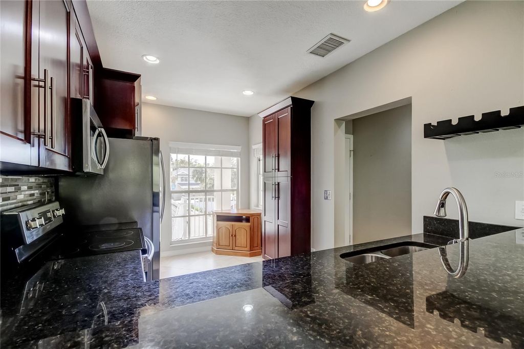 Image 33 of property listing at 11303 SHIPWATCH LANE 1865, Largo, FL 33774