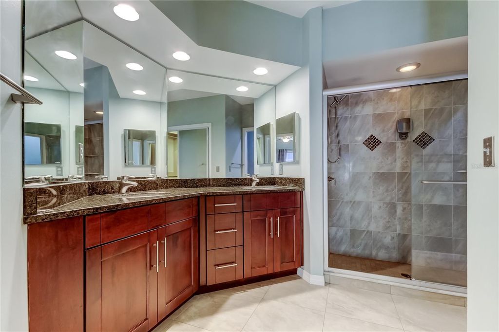 Image 8 of property listing at 11303 SHIPWATCH LANE 1865, Largo, FL 33774