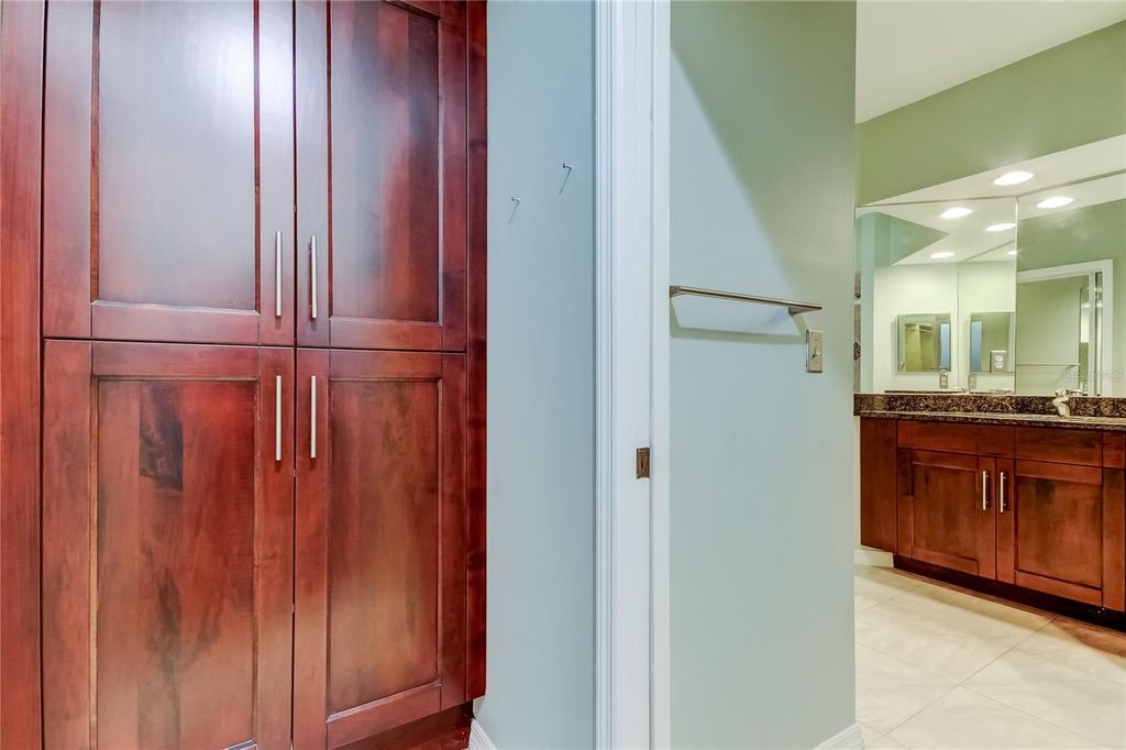 Image 9 of property listing at 11303 SHIPWATCH LANE 1865, Largo, FL 33774