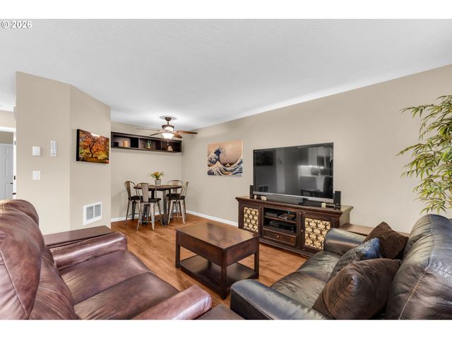 1040 COLUMBIA RIDGE Dr 22, Vancouver, WA 98664