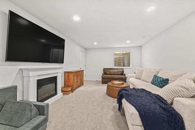 W73N1165 Augusta LANE, Cedarburg, WI 53012