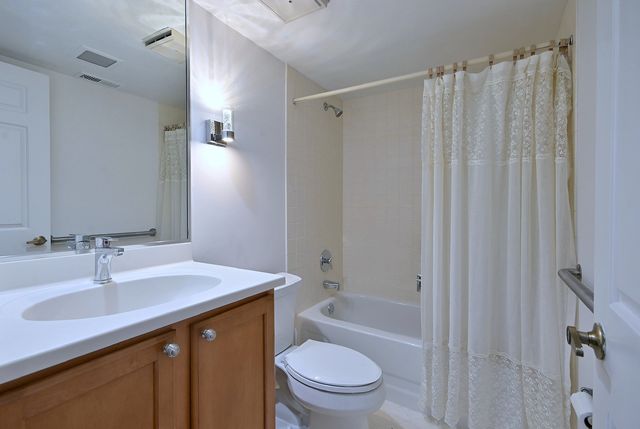 706 Waukegan Road C203, Glenview, IL 60025