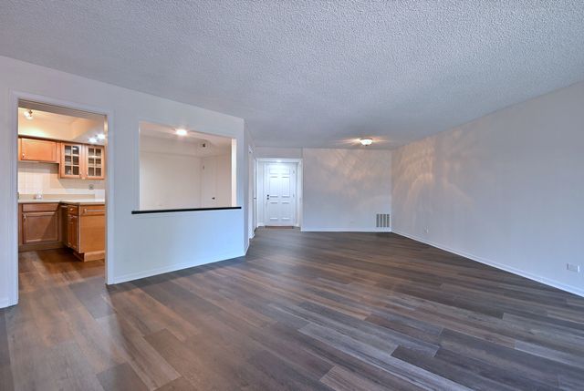 706 Waukegan Road C203, Glenview, IL 60025