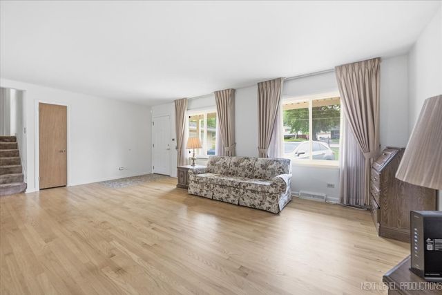 627 Maple Avenue, Lisle, IL 60532