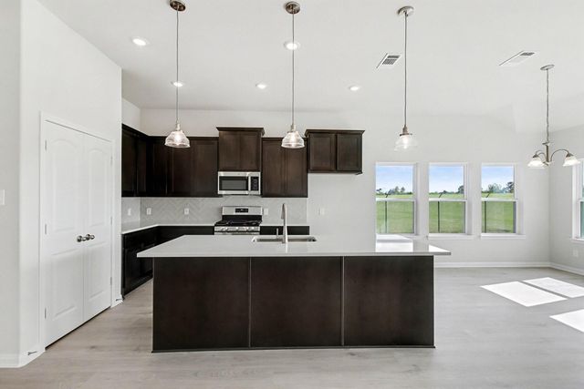2000 Twin Lakes Boulevard, West Columbia, TX 77486