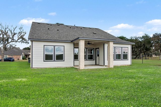 2000 Twin Lakes Boulevard, West Columbia, TX 77486